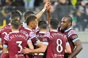West Ham giành chiến thắng 2-0 trên sân AEK Larnaca để gần như đặt một chân vào tứ kết.