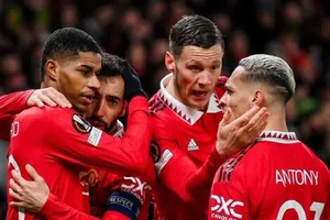 Sự phấn khích của 4 cầu thủ đã ghi bàn góp công vào chiến thắng.