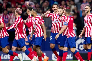 Atletico Madrid dễ dàng đánh bại Valencia 3-0, áp sát vị trí nhì bảng của Real Madrid.