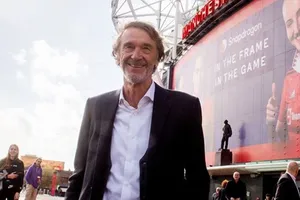 Tỷ phú Sir Jim Ratcliffe tham quan đội chủ sân Old Trafford hôm thứ sáu tuần trước.