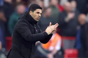 HLV Mikel Arteta và Arsenal đang bị thử thách bởi áp lực khủng khiếp mà Man.City tạo nên.