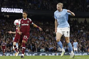 Erling Haaland và pha ghi bàn thắng thứ 35 trong mùa giải ở Premier League.