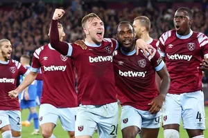 West Ham tiến gần đến trận chung kết châu Âu đầu tiên sau 47 năm sau chiến thắng 2-1 trước AZ Alkmaar.
