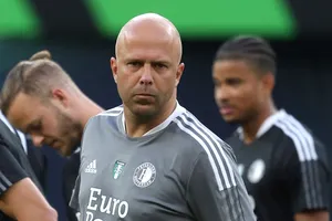 Ứng viên Arne Slot khẳng định tiếp tục dẫn dắt Feyenoord, kết thúc đồn đoán gia nhập Tottenham.