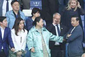 Gia đình của Chủ tịch Aiyawatt Srivaddhanaprabha thất vọng chứng kiến ngày Leicester rớt hạng.