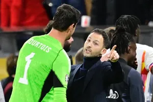Thủ thành Thibaut Courtois và HLV Domenico Tedesco đang có rạn nức lớn.