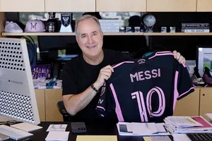 Ông Jorge Mas rạng rỡ khoe chiếc áo số 10 của Lionel Messi.