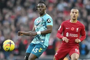 Romeo Lavia (trái) gây ấn tượng mạnh với HLV Jurgen Klopp khi đối đầu Liverpool mùa qua.