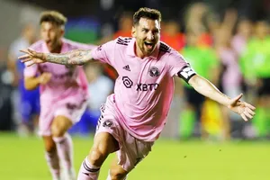 Lionel Messi đeo băng đội trưởng của Inter Miami trong màn ra mắt ấn tượng.