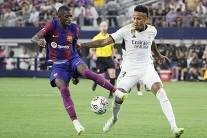 Ousmane Dembele chơi rất hay cho Barcelona bất chấp tin đồn sắp gia nhập PSG.