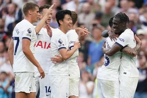 Tottenham đánh bại Man.United 2-0 giúp HLV Ange Postecoglou ra mắt sân nhà thắng lợi.