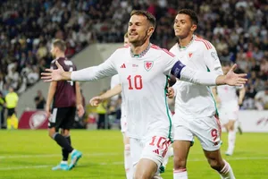 Đội trưởng Aaron Ramsey tỏa sáng giúp Xứ Wales giành chiến thắng 2-0 trên sân Latvia.