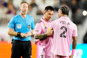 Lionel Messi rời sân ở phút thứ 37 trong trận đấu giữa Inter Miami với Toronto vì vấn đề ở chân. 