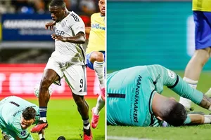 Thủ môn Etienne Vaessen bất động sau pha va chạm kinh hoàng.