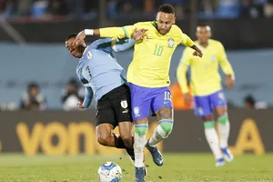 Tình huống tranh chấp dù không căng thẳng nhưng đã khiến Neymar chấn thương nghiêm trọng.