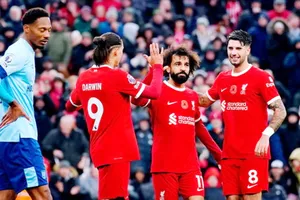 Mohamed Salah ghi 2 bàn trong chiến thắng 3-0 trước Brentford giúp Liverpool vươn lên nhì bảng.