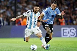 Uruguay đã chấm dứt chuỗi 14 trận bất bại của Argentina bằng chiến thắng 2-0 tại Buenos Aires.