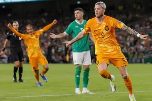 Wout Weghorst giúp Hà Lan thắng 1-0 trước CH Ailen để giành suất đến Đức.