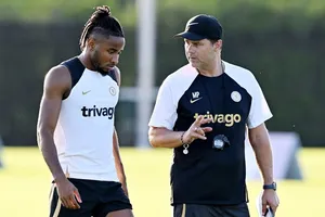HLV Mauricio Pochettino trao đổi với Christopher Nkunku trên sân tập.