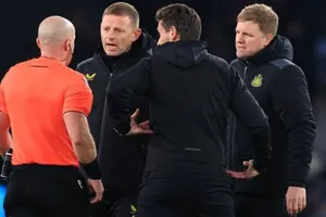 HLV Eddie Howe và cộng sự thất vọng với quyết định “nghiệt ngã” của trọng tài Szymon Marciniak.