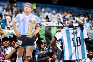 Lionel Messi lúc này đã được người Argentina thừa nhận bên cạnh cố huyền thoại Diego Maradona.