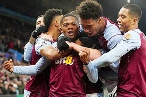 Leon Bailey thực hiện cú sút chệch hướng ở phút 74 giúp Aston Villa đánh bại Man.City 1-0.