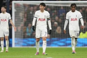 Tottenham là đội đầu tiên trong lịch sử Premier League mở điểm trong 5 trận liên tiếp mà không thắng trận nào.