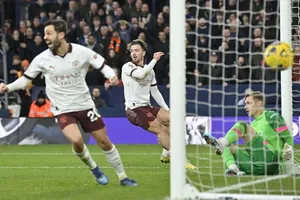 Man.City ngược dòng nhọc nhằn 2-1 tại Luton Town kết thúc mạch 4 trận không thắng.