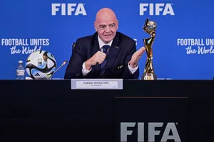 Chủ tịch FIFA, Gianni Infantino giới thiệu phiên bản chiếc cúp FIFA Club World Cup 2025.