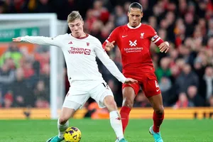 Virgil van Dijk tranh bóng với Rasmus Hojlund trong trận hòa.