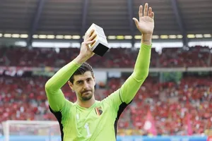 Thibaut Courtois lộ rõ thất vọng trong ngày vinh danh cột mốc 100 trận khoác áo tuyển Bỉ.