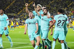 Ilkay Gundogan ghi bàn từ quả phạt đền ở phút bù giờ giúp Barcelona cần đến thắng 2-1 trên sân Las Palmas.
