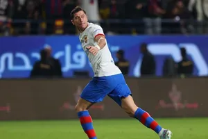 Robert Lewandowski đang tìm lại phong độ ghi bàn với bàn mở tỉ số quan trọng.