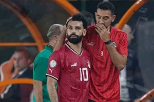 Tiền đạo Mohamed Salah phải rời sân vì chấn thương vào cuối hiệp một.