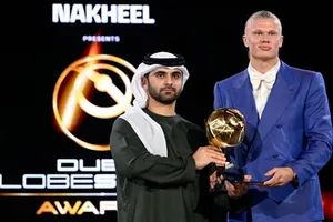 Erling Haaland nhận giải Cầu thủ của năm tại Giải thưởng Bóng đá toàn cầu Dubai.