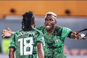 Victor Osimhen ăn mừng cùng người hùng đã ghi cú đúp bàn thắng Ademola Lookman.