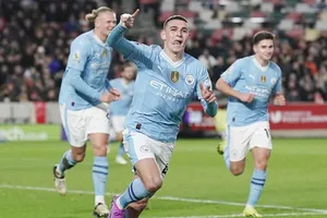 Phil Foden ghi một hat-trick giúp Man.City giành chiến thắng ngược dòng 3-1 tại Brentford.