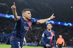 Kylian Mbappe lại ghi bàn giúp Paris Saint-Germain đánh bại Real Sociedad 2-0.