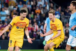 Robert Leawandowski sút thắng quả phạt đền ở phút bù giờ giúp Barcelona thắng 2-1 trên sân Celta Vigo.