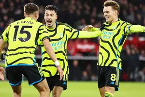 Arsenal vùi dập Sheffield United 6-0 để duy trì cách biệt tối thiểu so với Liverpool và Man.City.