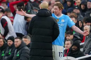 Kevin De Bruyne cạnh cãi với Pep Guardiola sau khi bị thay ra.