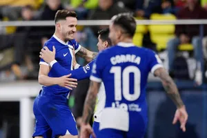 Atletico Madrid đánh bại chủ nhà Villareal 2-1 và vươn trở lại lên vị trí thứ 4 La Liga.