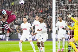 Kurt Zouma đánh đầu cân bằng tỷ số 1-1 giữa West Ham và Tottenham. 
