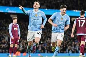 Phil Foden đã ghi một hat-trick ấn tượng khi Man.City đánh bại Aston Villa 4-1.