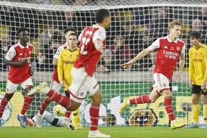 Arsenal trở lại ngôi đầu giải Ngoại hạng Anh bằng cách đánh bại Wolves 2-0 tại Molineux.