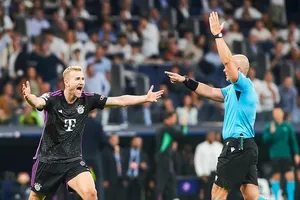 Matthijs de Ligt của Bayern Munich phản ứng với quyết định của trọng tài Szymon Marciniak.