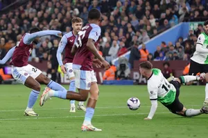Jhon Duran là vị cứu tinh cho Aston Villa khi ghi hai bàn trong năm phút cuối để giành trận hòa 3-3 trước Liverpool.