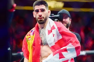 Topuria luôn khoác trên vai lá cờ cả 2 nước Georgia - Tây Ban Nha mỗi khi thượng đài