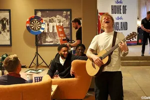 Ed Sheeran trong buổi giao lưu mới đây tại đại bản doanh của tuyển Anh trên đất Đức
