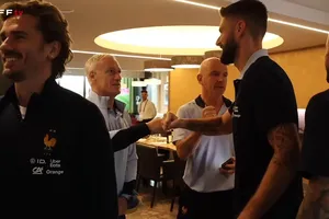 HLV Deschamps và trợ lý Guy Stephan đứng đợi các cầu thủ trước bữa trưa